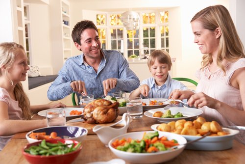 cena-familia-hijos-padres-500x334